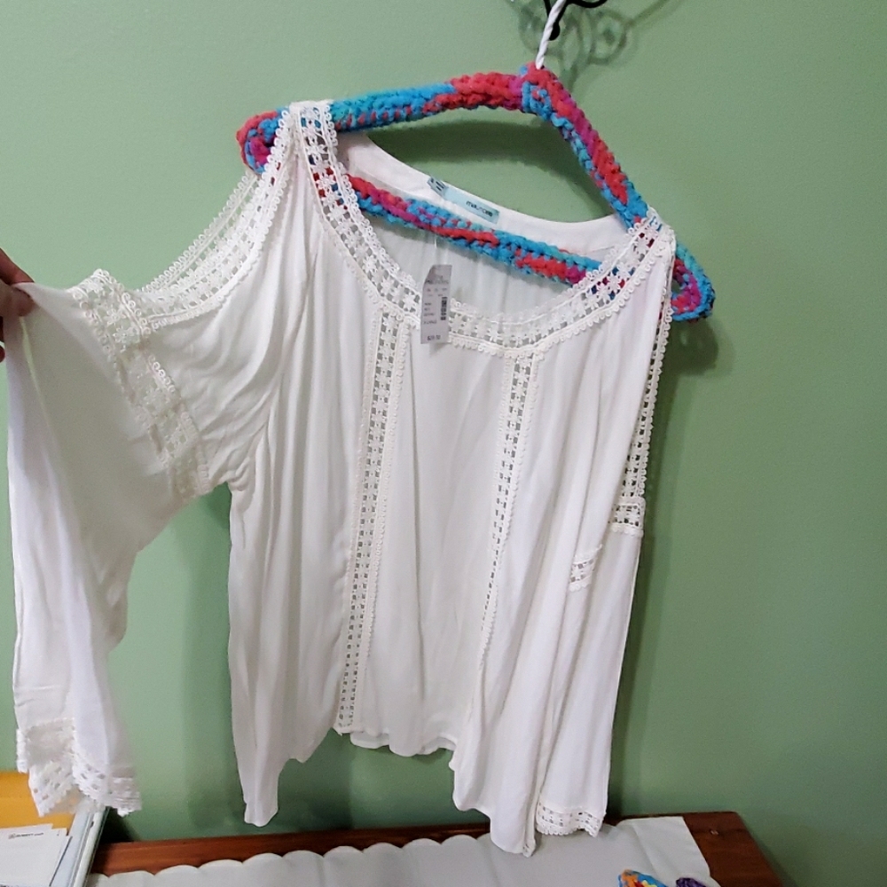 COPY - Top 3/4 length cold shoulder sleeves
